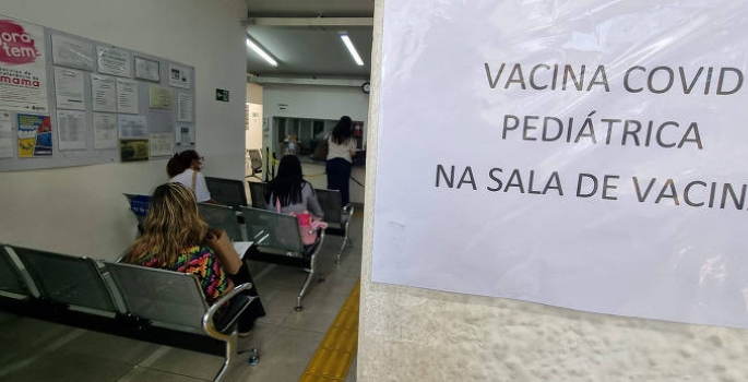 Morte de crianças pequenas por Covid é o triplo da causada por 14 doenças em dez anos
