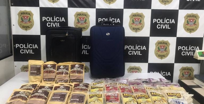 Polícia de SP apreende cocaína colorida que escapa de cão farejador e narcoteste