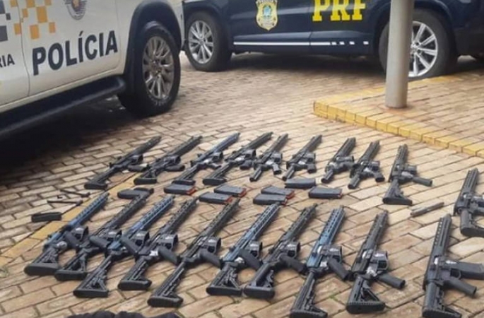 Polícia apreende 20 fuzis escondidos na lataria de carros no interior de SP