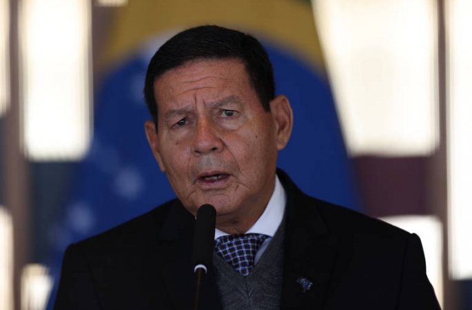 Mourão faz pronunciamento com crítica velada a Bolsonaro e diz que Forças Armadas pagam a conta