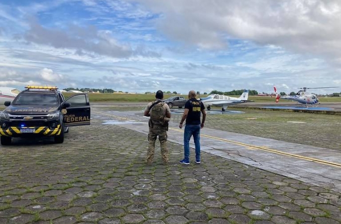 PF apreende 290 kg de supermaconha em avião em Belém; um homem é preso