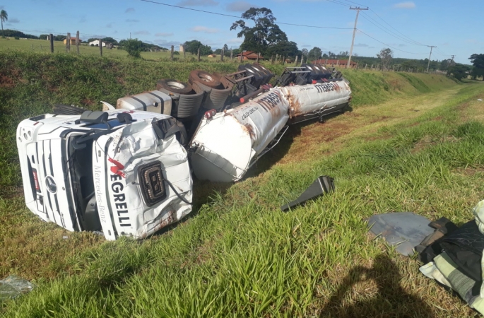 Acidente na Rondon: Carreta com 60 mil litros de etanol tomba em São Manuel