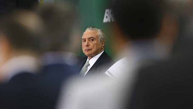 Temer desiste de projeto sobre greve de servidores, mas envia sugestões ao Senado