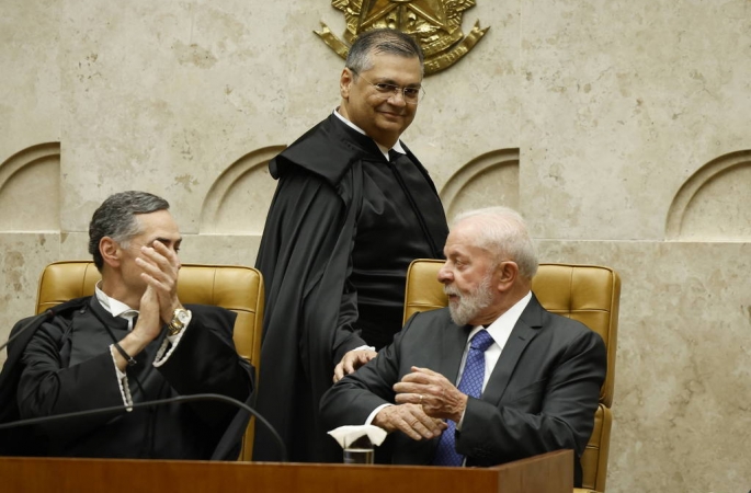 Flávio Dino toma posse como ministro do STF ao lado de Lula