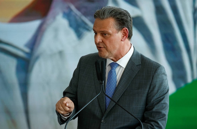 China e UE suspendem compra de frango brasileiro por causa de gripe aviária, diz ministro