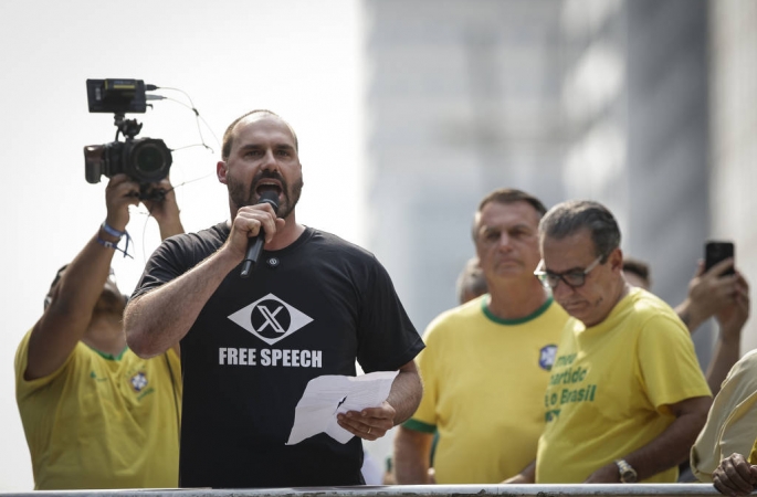 PF indicia Bolsonaro e Eduardo por suspeita de tentativa de obstruir julgamento