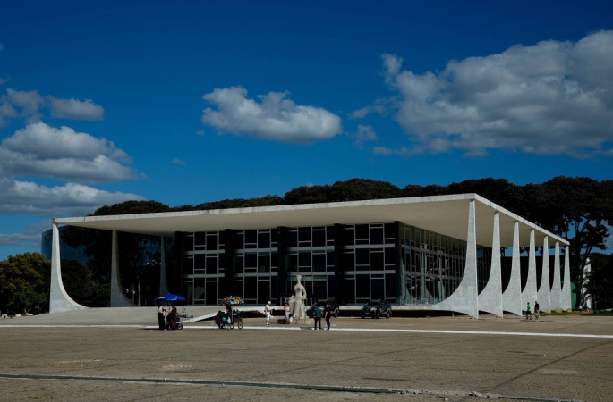 Tribunais descumprem decisão do STF sobre penduricalhos e pagam salários de até R$ 495 mil a juízes