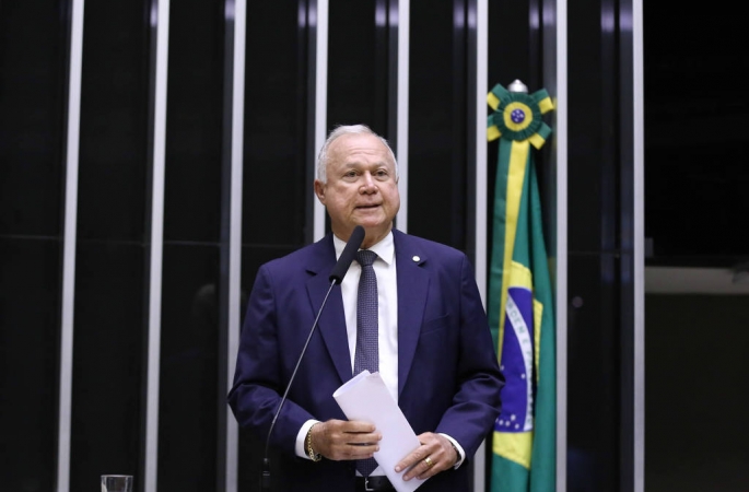 Relator vota a favor da PEC 6x1, mas recomenda regra de transição e compensação