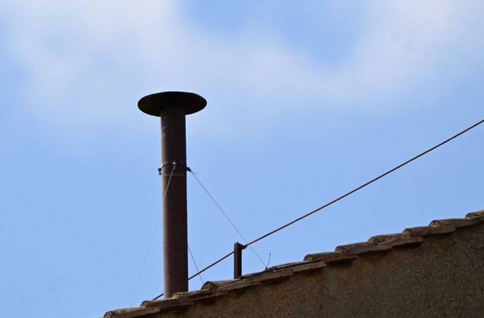 Fumaça preta sai da chaminé da Capela Sistina; ainda não há papa