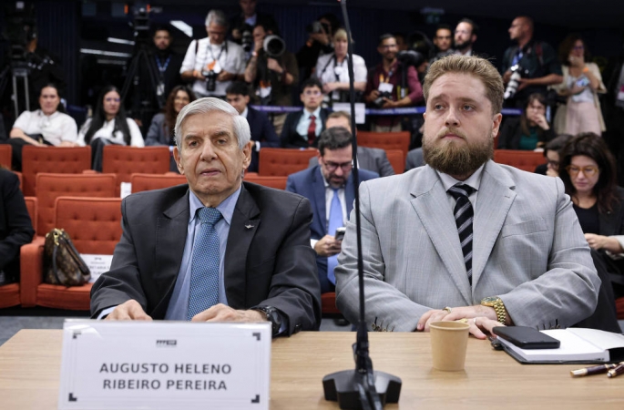 Heleno se enrola com respostas mesmo exercendo direito parcial de silêncio, apontam especialistas