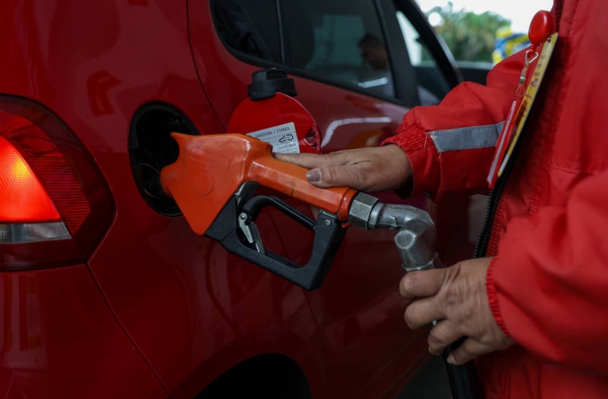 AGU pede investigação sobre formação de preços de combustíveis