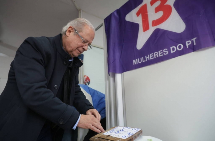 Dirceu é tietado em eleição do PT, projeta candidatura em 2026