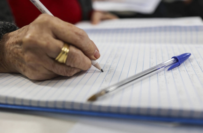 Justiça suspende projeto de Tarcísio que previa turmas de 550 alunos e uma aula presencial por mês