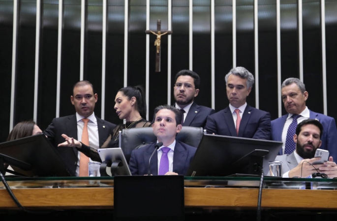 Câmara aprova em 1º turno blindagem a parlamentares, que poderão barrar ações no STF contra eles mesmos