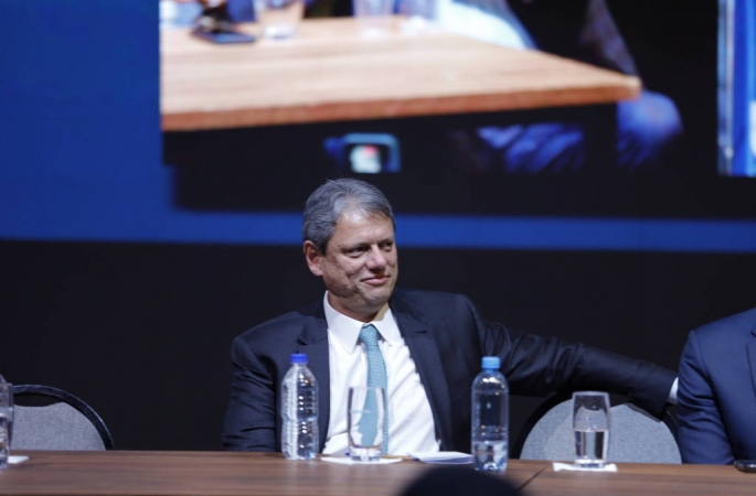 Eduardo ataca Tarcísio em mensagem a Bolsonaro:”vendo você se foder e se aquecendo para 2026”