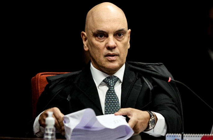 Moraes determina que Defensoria Pública faça defesa de Eduardo Bolsonaro