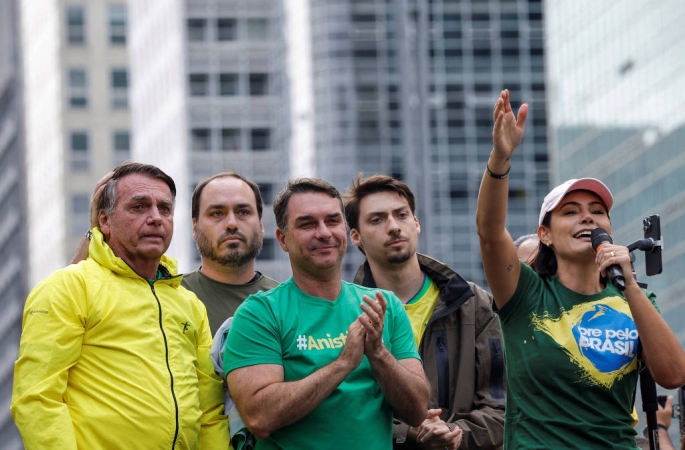 Flávio, Eduardo e Carlos Bolsonaro se unem contra Michelle “autoritária”