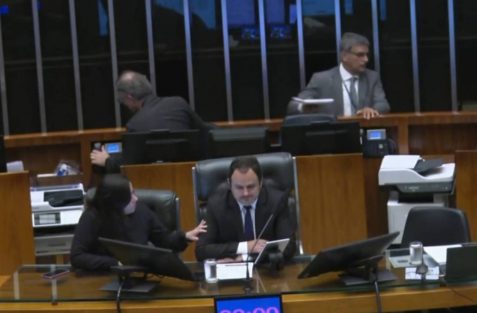 Motta decide avançar com cassação de Eduardo e pautar casos Zambelli, Ramagem e Glauber