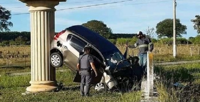 Mulher morre em acidente na entrada de Cerqueira César