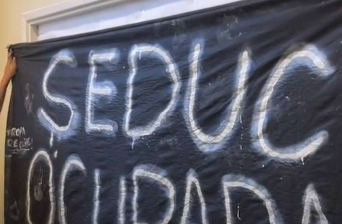 Alunos que haviam ocupado SEDUC de SP contra Feder são retirados a força pela PM