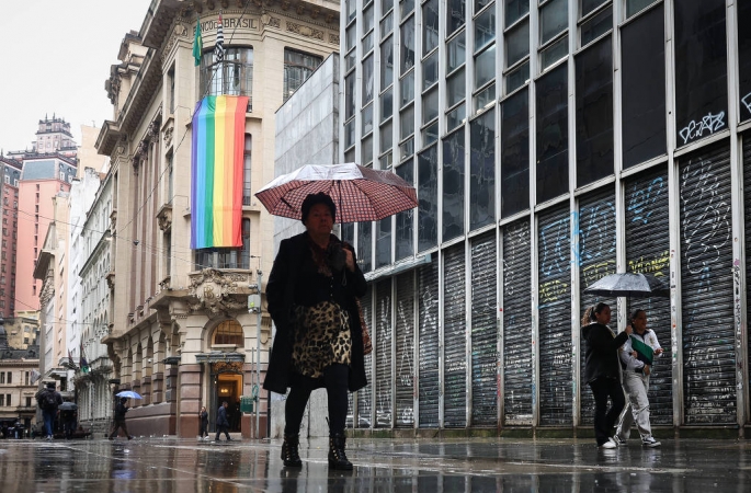 Frente fria derruba as temperaturas e traz chuvas para São Paulo