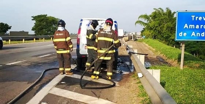 Carro pega fogo na Rodovia Castello Branco