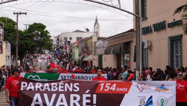 Na abertura do desfile, prefeito anuncia a construção de 700 casas populares em Avaré