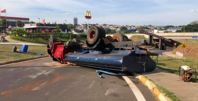 Motorista fica ferido após tombar caminhão “pipa” na entrada de Avaré