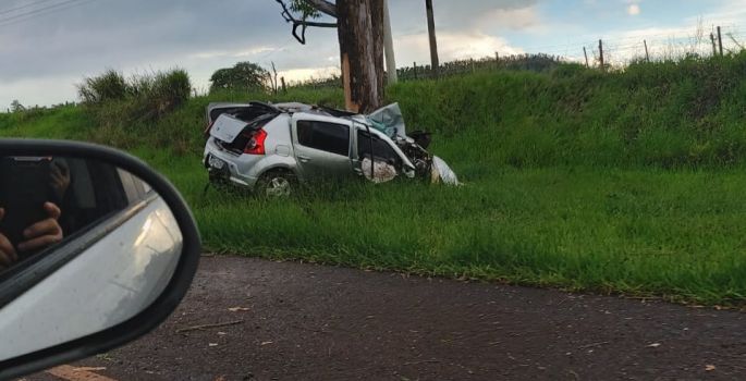 Jovem morre ao bater carro contra árvore em rodovia de Arandu