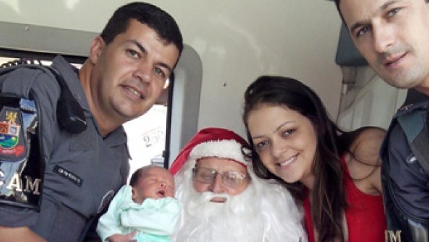 Policiais levam presentes de natal para o bebê que eles salvaram