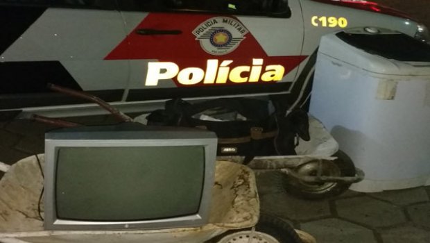 PM PRENDE HOMEM QUE FURTARA TV E LEVAVA EM CARRRO DE PEDREIRO