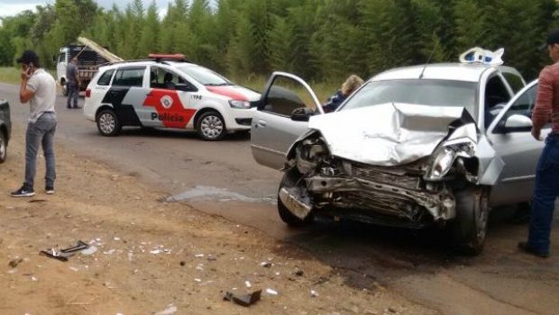 Carros batem de frente e deixam quatro feridos em Cerqueira César