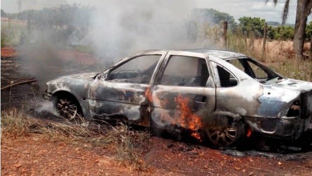 Carro pega fogo após pane na Rodovia Raposo Tavares em Itaí