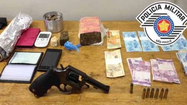  POLÍCIA MILITAR PRENDE QUATRO PESSOAS PELO CRIME DE TRÁFICO DE DROGAS NA CIDADE DE PARANAPANEMA