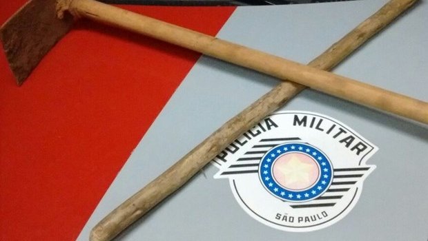 Casal suspeito de tráfico tenta agredir policiais com enxada antes da prisão