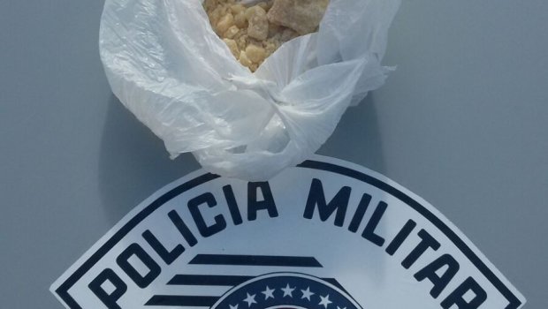 PM prende um com maconha e outro foge