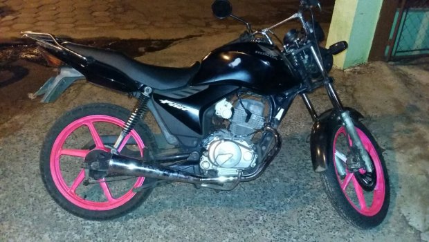 PM prende menor e apreende moto que tentou fuga