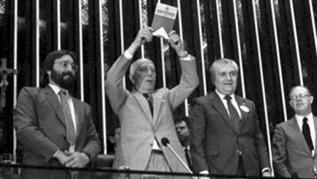 Constituição brasileira completa 28 anos