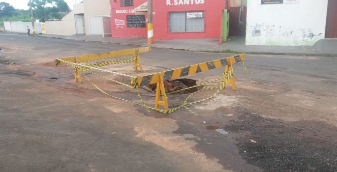 Moradores do Camargo reclamam de descaso com rua principal do Bairro