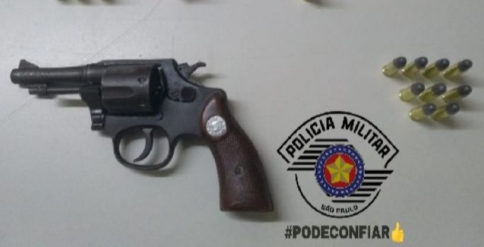 PM de Avaré flagra homem com motocicleta adulterada e revólver em sua casa