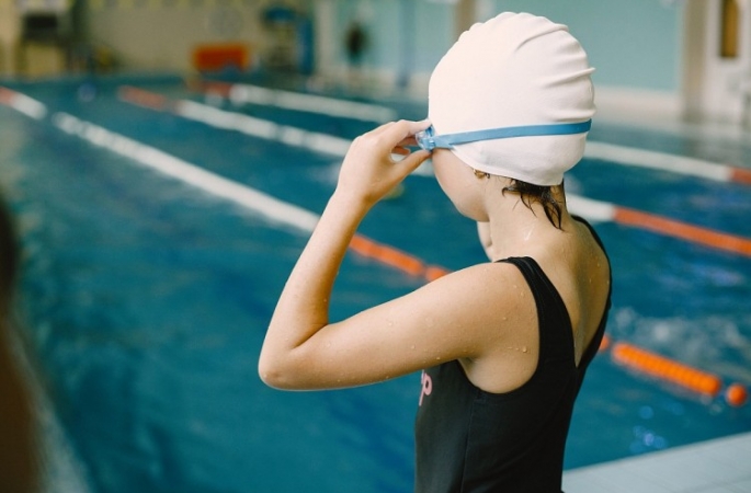 Secretaria do TEA oferece aulas gratuitas de natação a crianças cadastradas 