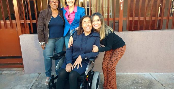 Jovem recebe cadeira-de-rodas com alegria em Avaré