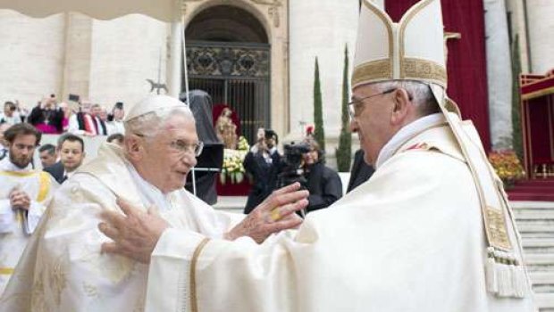 Papa Francisco dá início ao Jubileu diante de 50 mil de fiéis no Vaticano