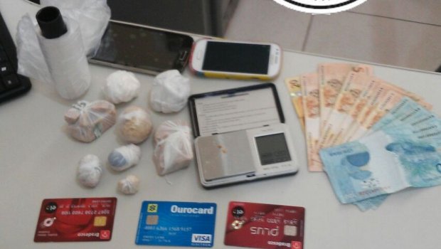 POLÍCIA MILITAR PRENDE HOMEM PELO CRIME DE TRÁFICO DE DROGAS E MULHER POR ASSOCIAÇÃO AO TRÁFICO NA C