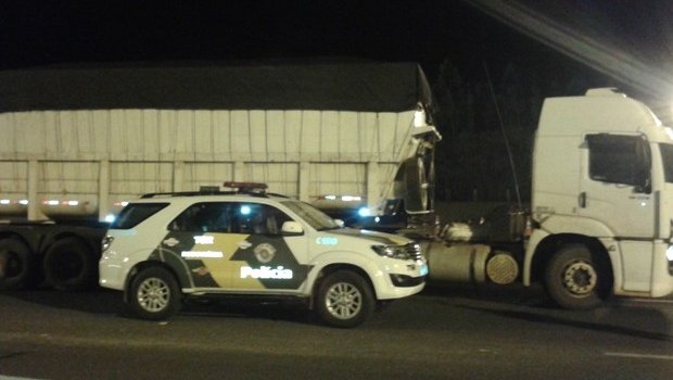 Homem é preso com caminhão com 350 mil maços de cigarros em Quadra