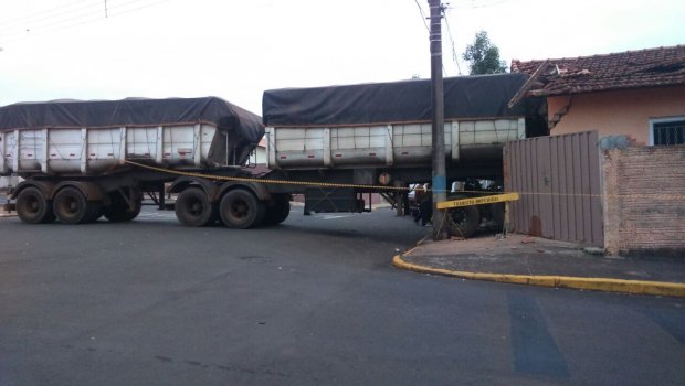 Caminhão descontrolado quase provoca tragédia em Piraju