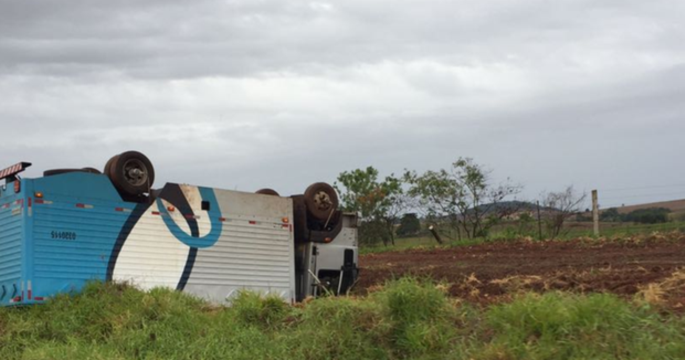 Veículo  de presos capota em rodovia SP-255 próximo a Avaré