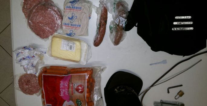 PM detêm 2 pessoas furtando trailer de lanches em Avaré