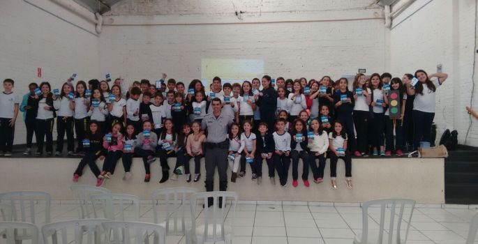 Policial Rodoviário ministra palestra educativa às crianças em Avaré