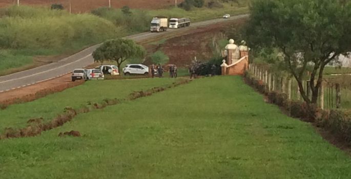 Polícia: 2º suspeito de atirar contra policiais e roubar armas é morto durante confronto(Veja foto)